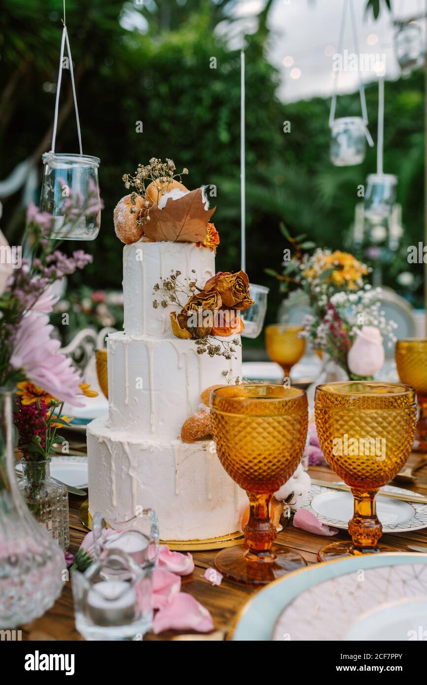Décoration de table de mariage de style rustique placée à l'extérieur Banque D'Images