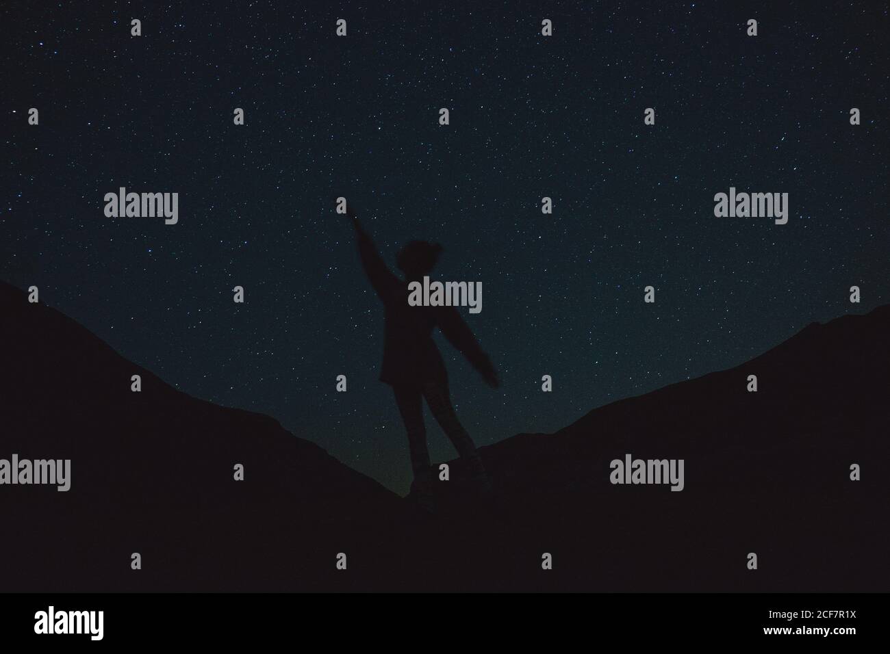 Silhouette d'une personne sur une nuit étoilée Photo Stock - Alamy