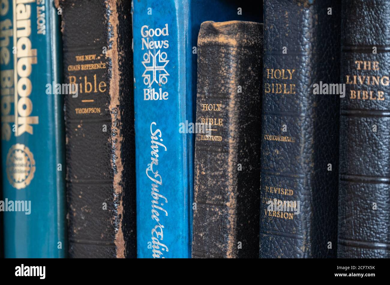 Vieux tatty usé de bibles chrétiens de différentes versions sur une étagère. Bible sur les étagères. Banque D'Images