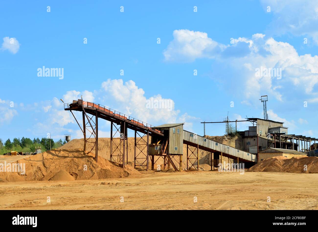 Usine de production de sable dans une carrière minière. Usine de concassage avec chaîne de production pour le concassage, le broyage de pierres, le tri de sable et de matériaux en vrac. Lavage au sable Banque D'Images