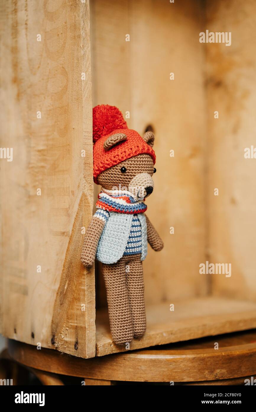 Ours tricoté dans un coin en bois Banque D'Images