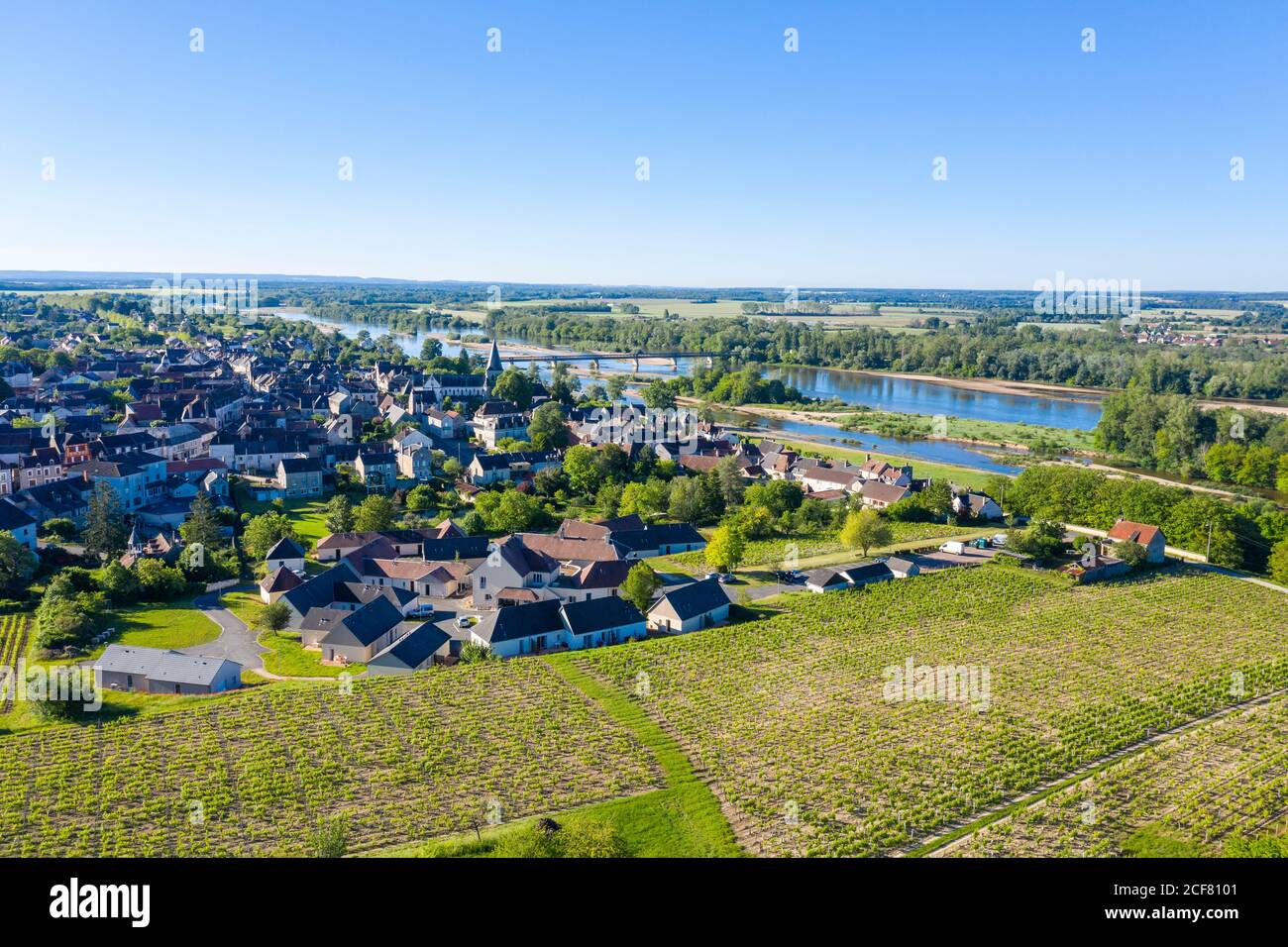 France, Nièvre, Val de Loire Réserve naturelle, Pouilly sur Loire, village, vignoble et Loire (vue aérienne) // France, Nièvre (58), Réserve naturelle Banque D'Images