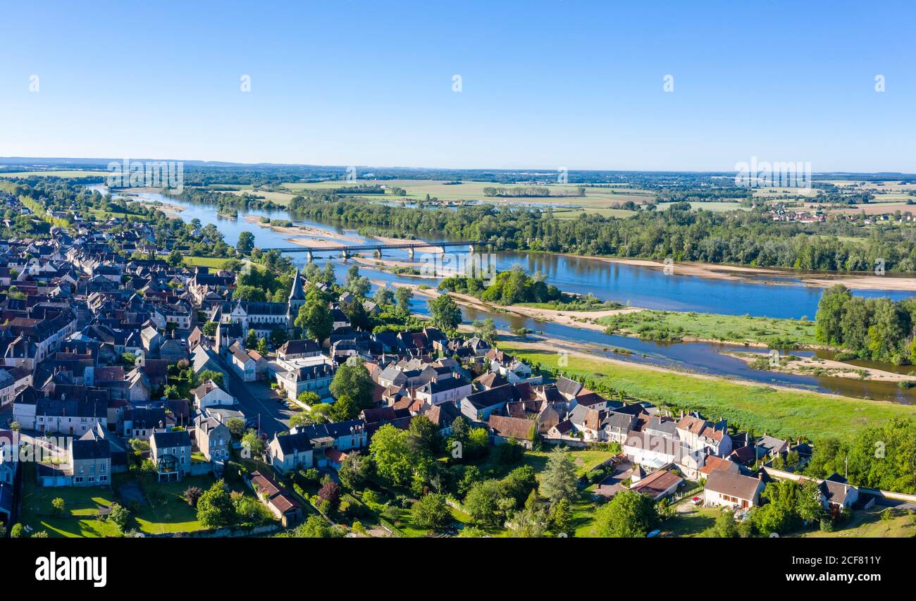 France, Nièvre, Val de Loire Réserve naturelle, Pouilly sur Loire, village et Loire (vue aérienne) // France, Nièvre (58), Réserve naturelle du V Banque D'Images