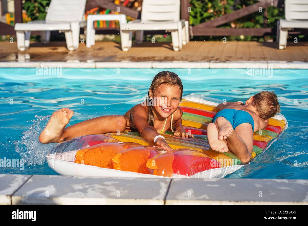 Petits Enfants Sur Un Matelas Gonflable Dans La Piscine Les Enfants Souriants Jouent Et S Amusent Dans La Piscine Avec Matelas A Air Garcon Et Fille Jouant Dans W Photo Stock Alamy