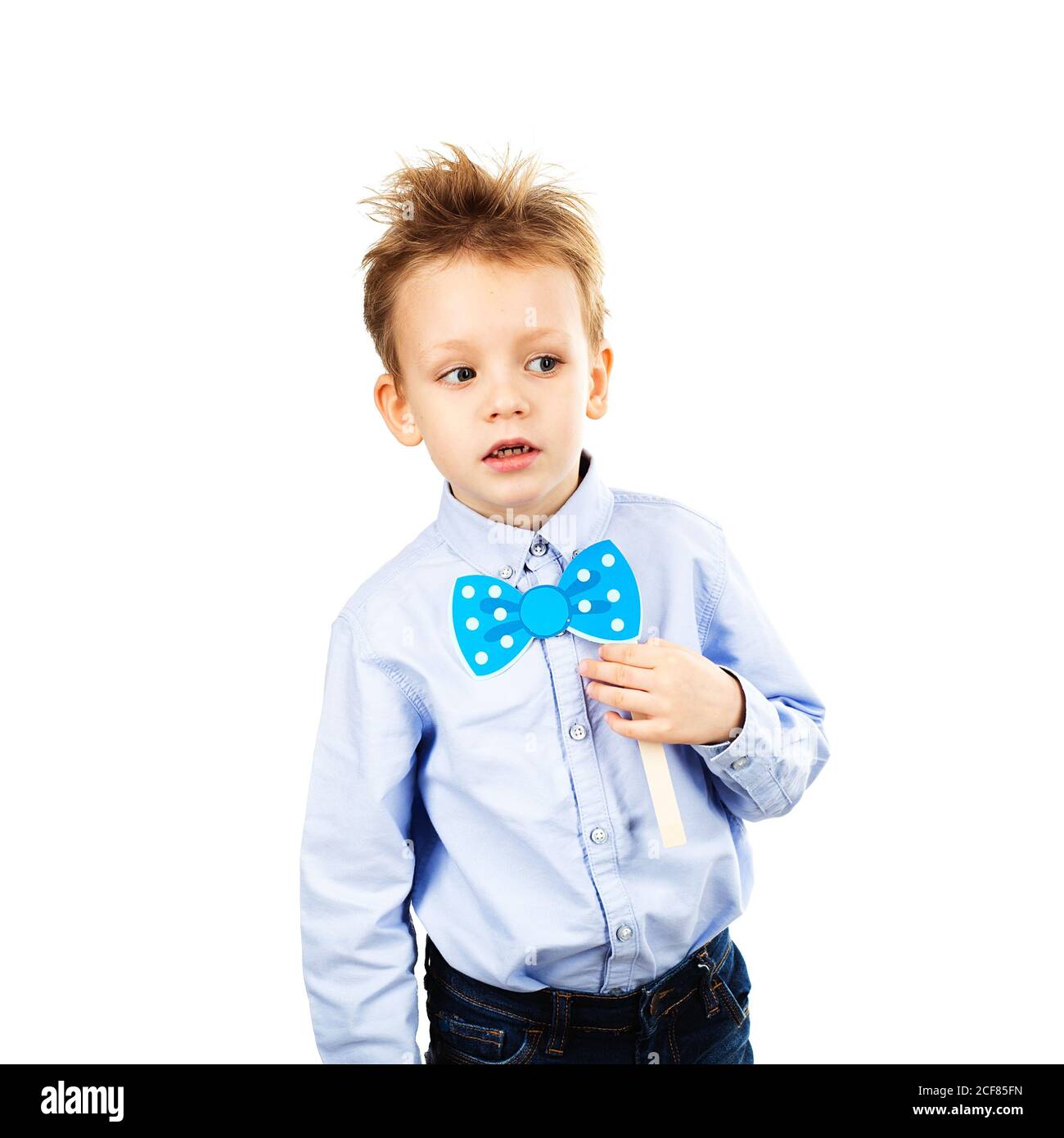 Joli petit garçon d'école avec noeud papillon en papier bleu isolé sur un  fond blanc. Joyeux enfant souriant avec des accessoires photo amusants.  Concept de mode pour enfants Photo Stock - Alamy
