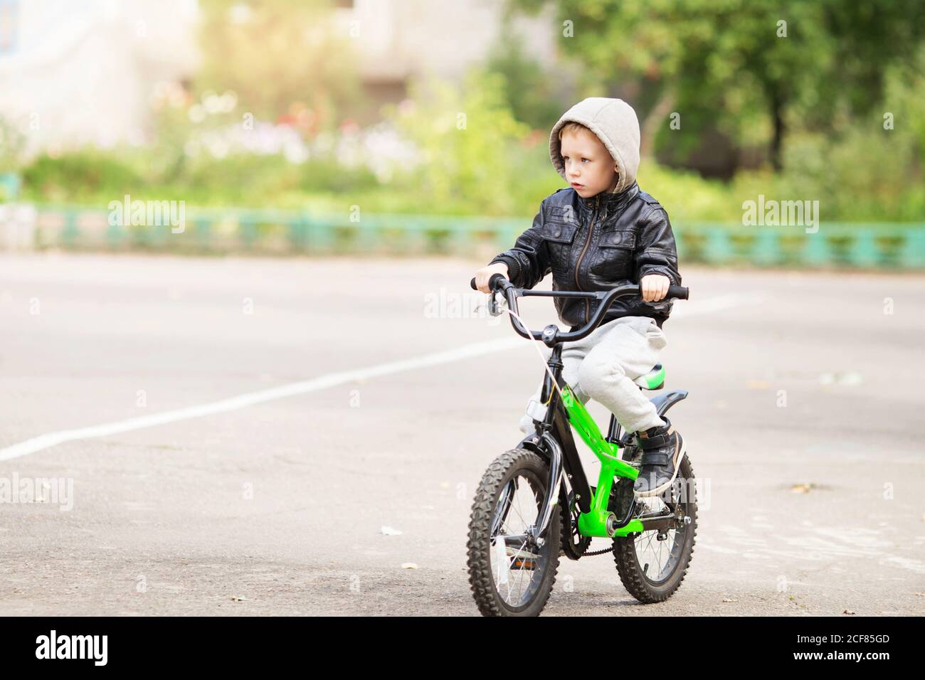 portrait d un adorable petit garcon urbain portant une veste en cuir noir. Style urbain. Enfants urbains. Le garcon apprend a faire du velo. Enfant conduisant un velo Photo Stock Alamy