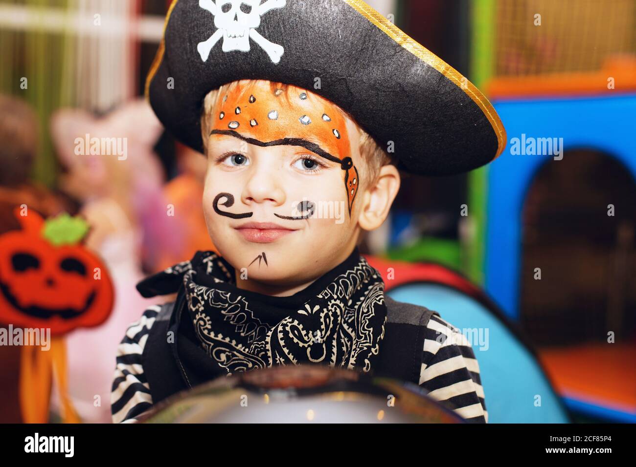 Fête d'Halloween. Un petit garçon dans un costume de pirate et un maquillage  sur son visage a un bon moment à la fête d'Halloween. Peinture de visage  pour enfants Photo Stock -