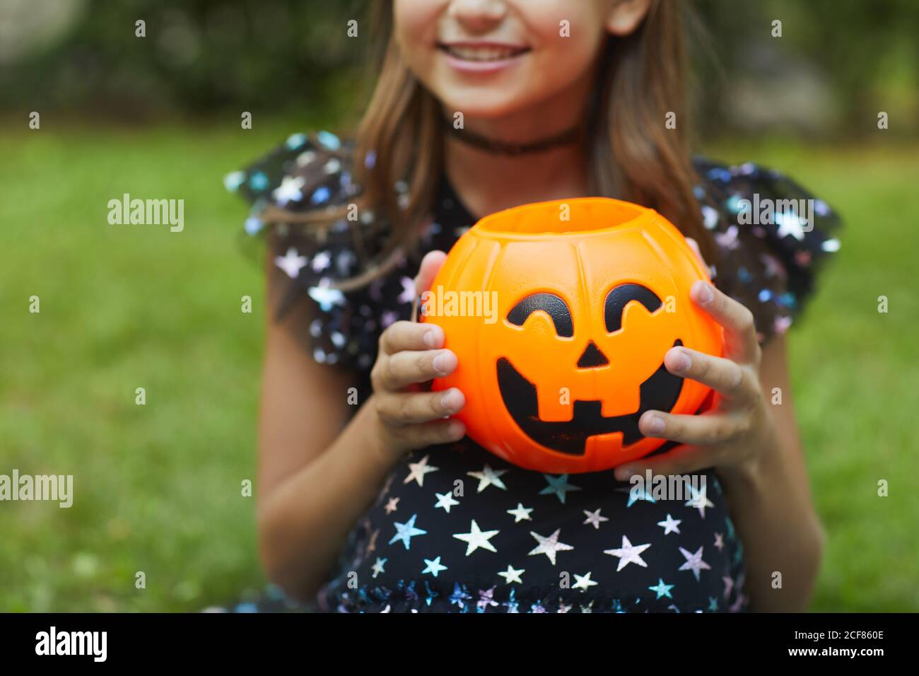 Gros plan d'un enfant avec de la citrouille dans ses mains debout à l'extérieur Prêt pour Halloween Banque D'Images