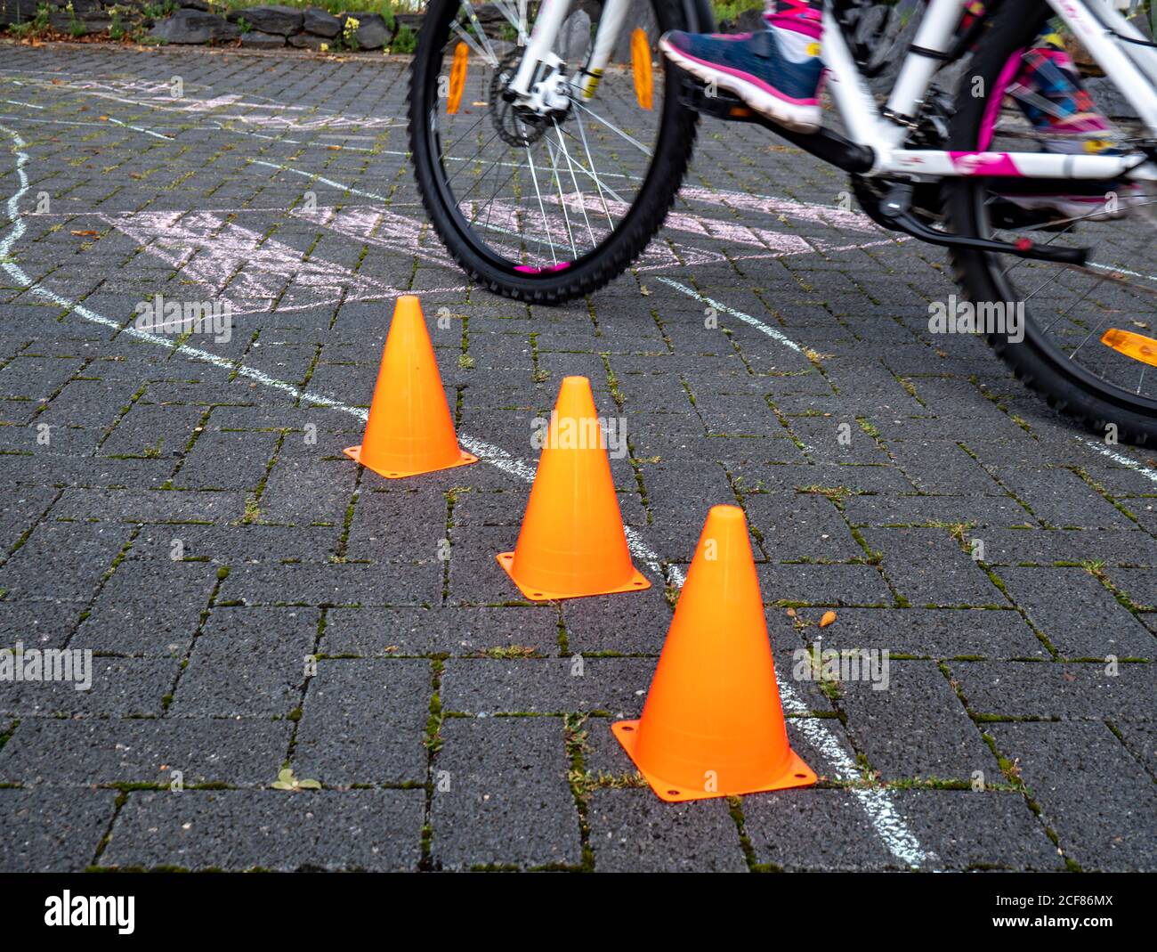 Formation à la sécurité des vélos dans l'école primaire Banque D'Images