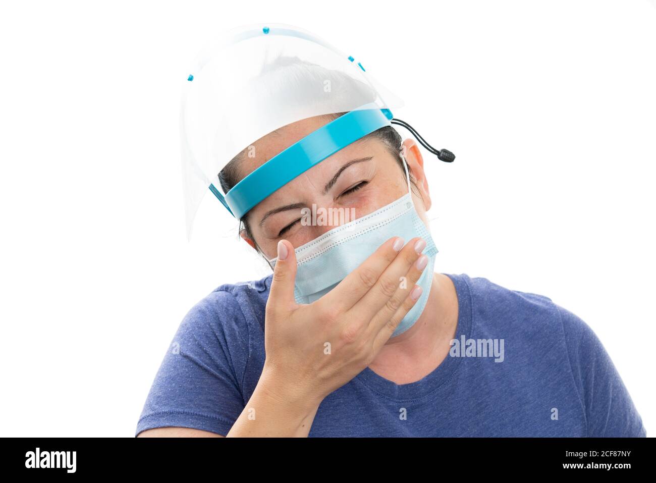 Femme adulte portant un masque médical ou chirurgical jetable et transparent  écran facial bâillant couvrant la bouche avec la main comme covid19  pandémie fatigué endormi Photo Stock - Alamy