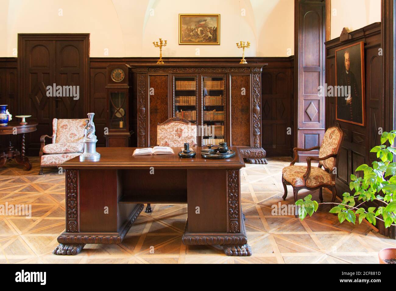 Ancien bureau avec mobilier en bois sculpté du XVIIIe siècle dans le musée  Vihorlát Photo Stock - Alamy