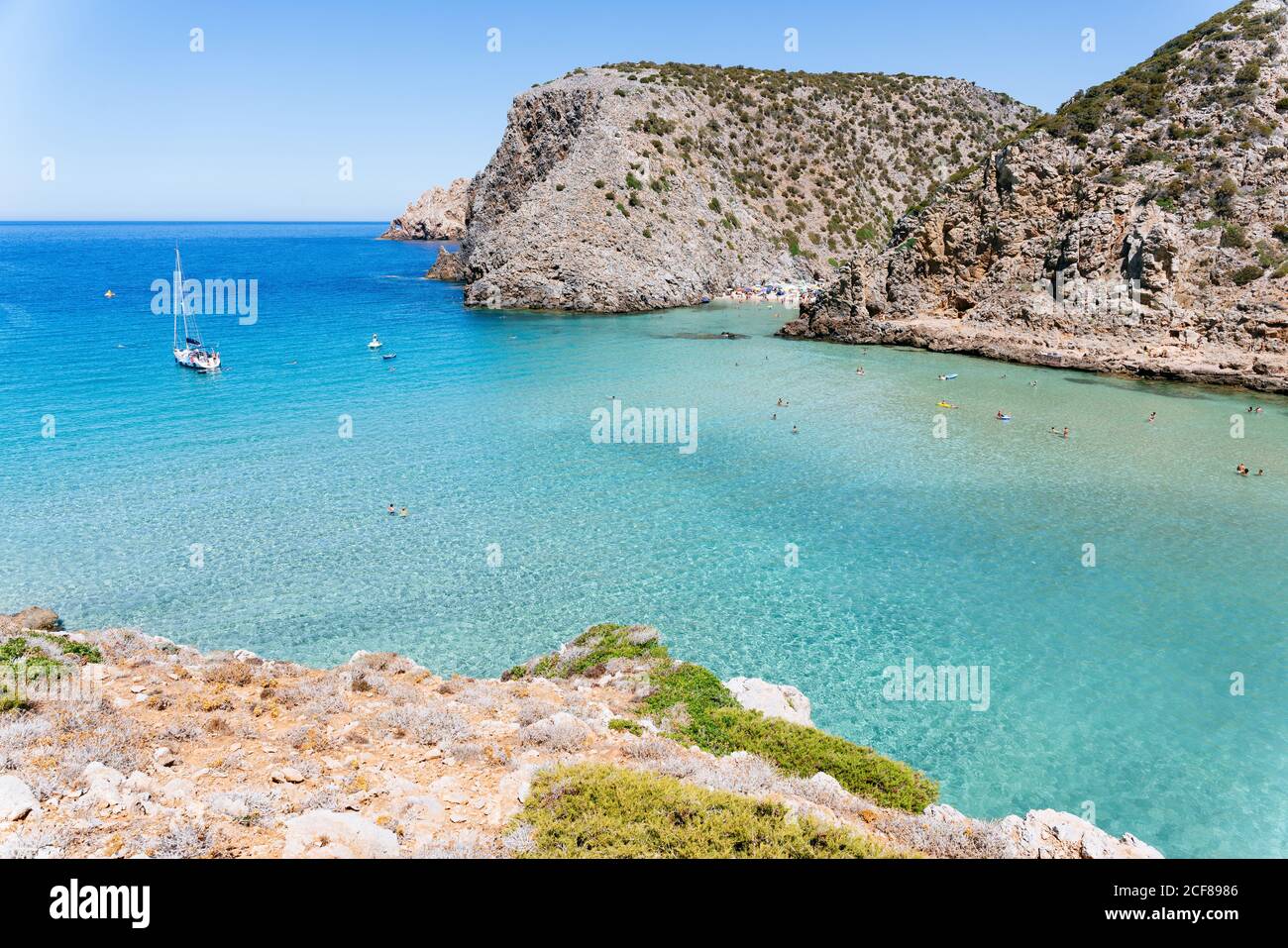Cala domestica, baie d'eau turquoise dans le sud de la Sardaigne, Italie Banque D'Images