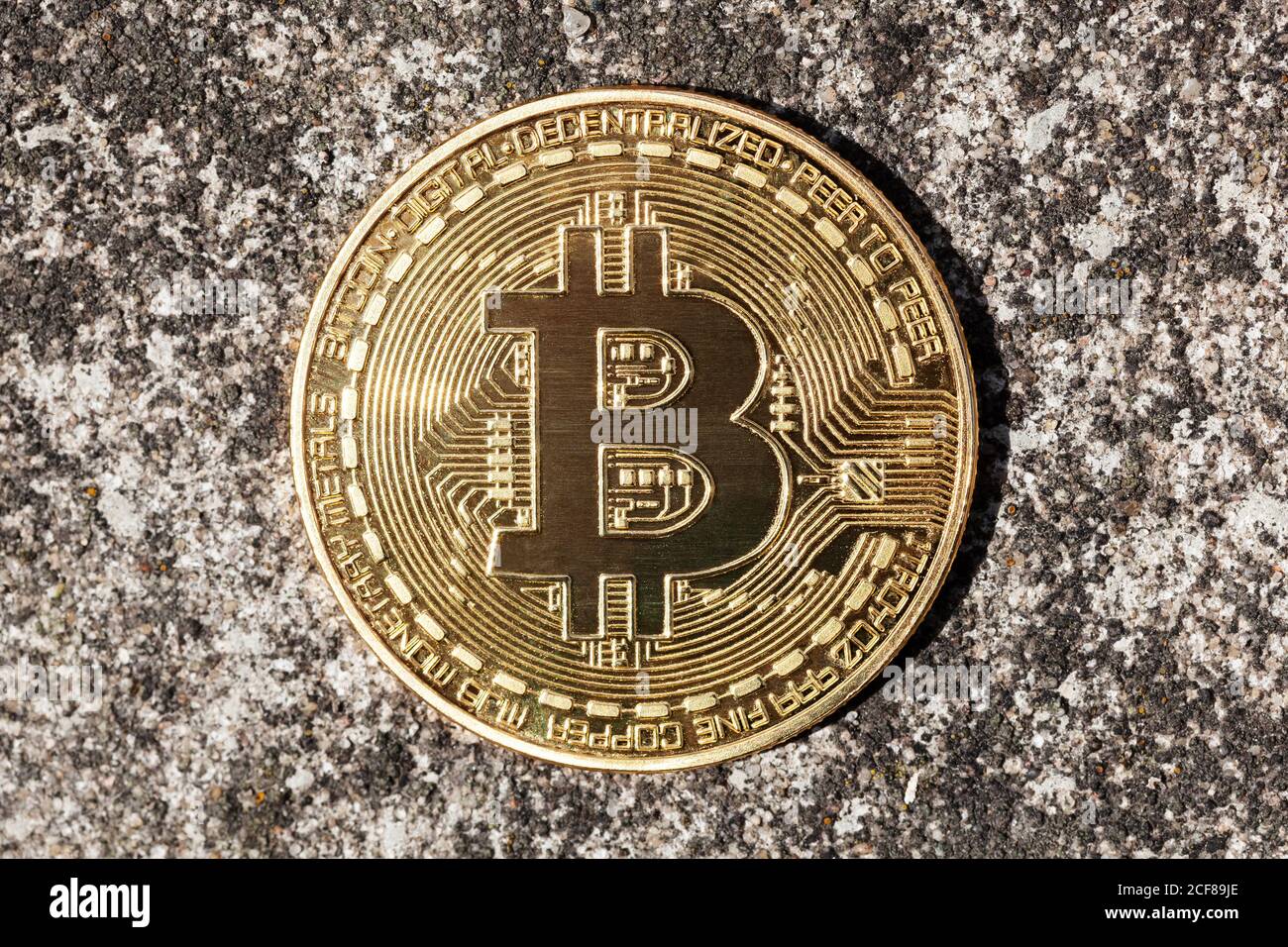 Logo Bitcoin, pièce de monnaie crypto-or en métal rond, symbole  représentant la crypto-monnaie sur fond de béton, gros plan. Pièce de  monnaie posée sur le sol Photo Stock - Alamy