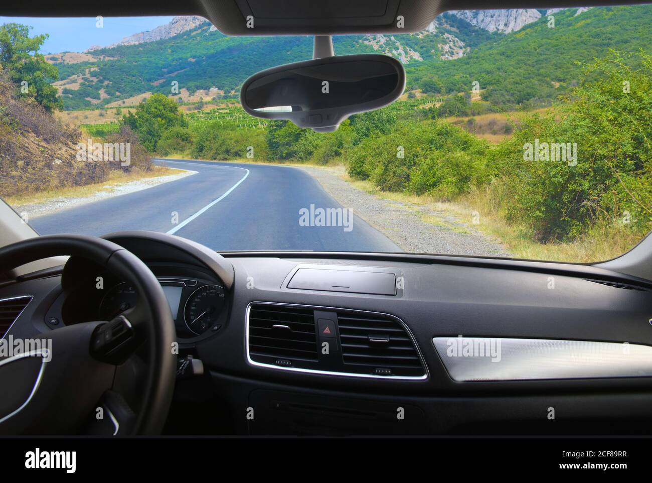 Avis de : salon de l'automobile roulant sur la route de montagne Banque D'Images