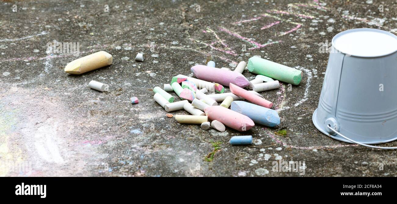 Beaucoup de craies de dessin colorées sur béton, beaucoup de craies de couleur ensemble. Accessoires de thérapie d'intégration sensorielle et de thérapie artistique Banque D'Images
