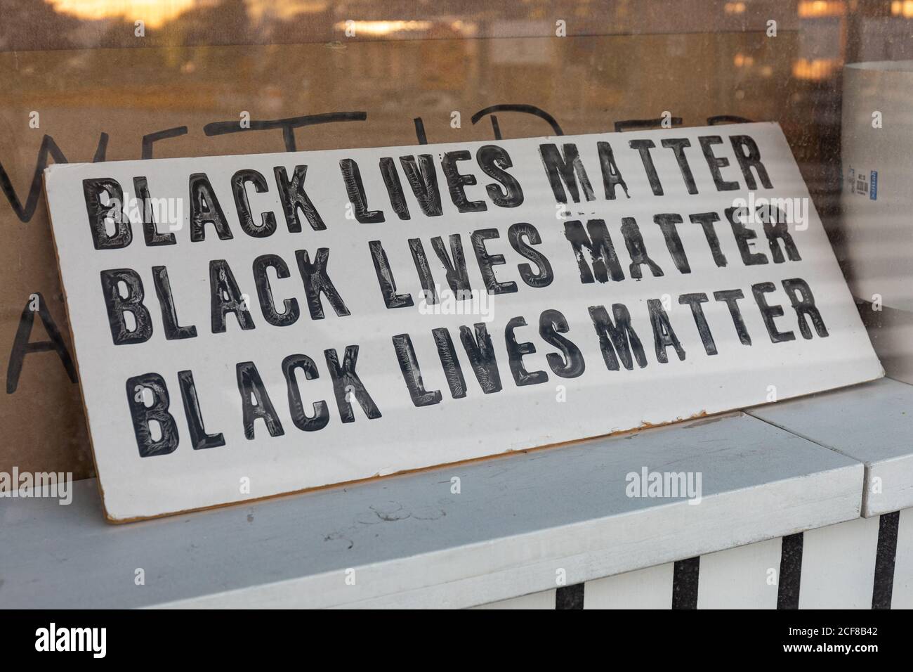 Les vies noires comptent, signe sur la fenêtre des locaux d'affaires dans le quartier de Kallio à Helsinki, en Finlande Banque D'Images