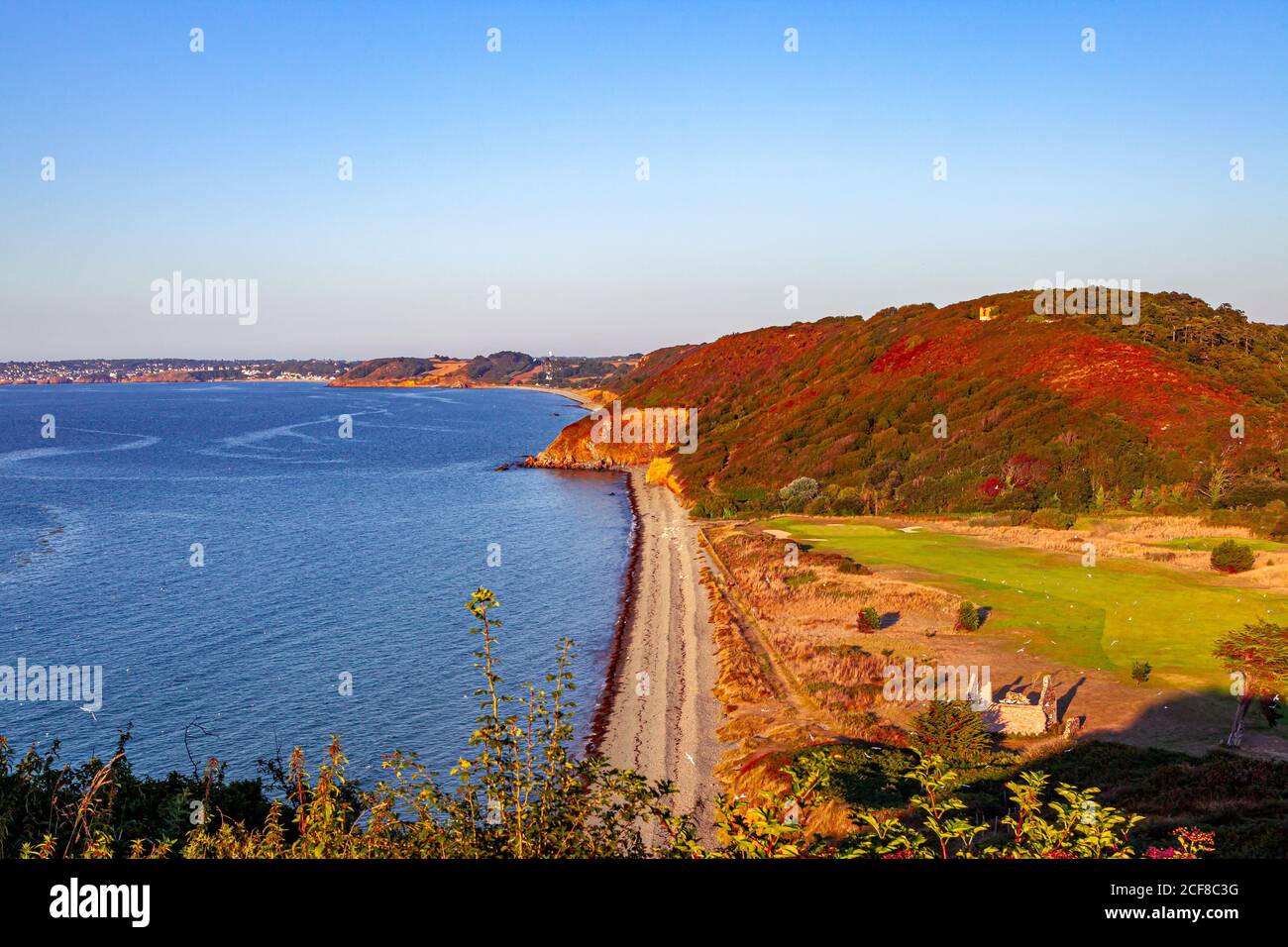 Golf de Pleneuf Val Andre, Bretagne, France, en arrière-plan, la mer du canal Banque D'Images