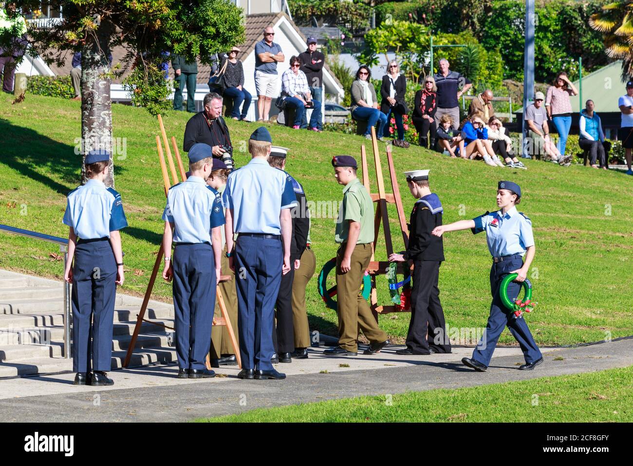 Une cérémonie du jour de l'Anzac à Tauranga, Nouvelle-Zélande. Des cadets de l'armée, de l'armée de l'air et de la marine ont déposé des couronnes dans Memorial Park. Avril 25 2018 Banque D'Images