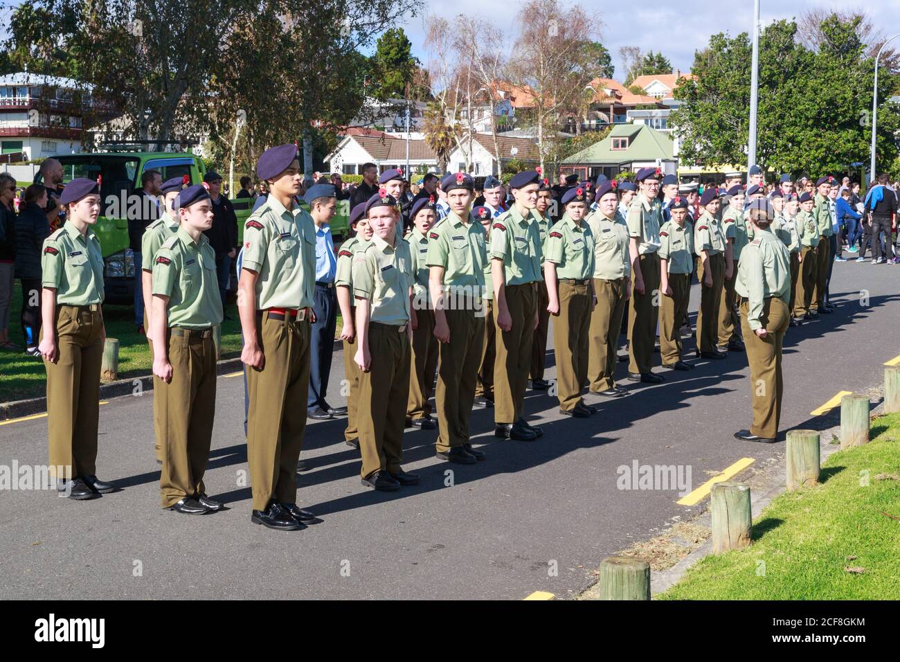 Un groupe de cadets de l'Armée néo-zélandaise est foré pendant la commémoration du jour d'Anzac à Memorial Park, Tauranga, Nouvelle-Zélande. Avril 25 2018 Banque D'Images