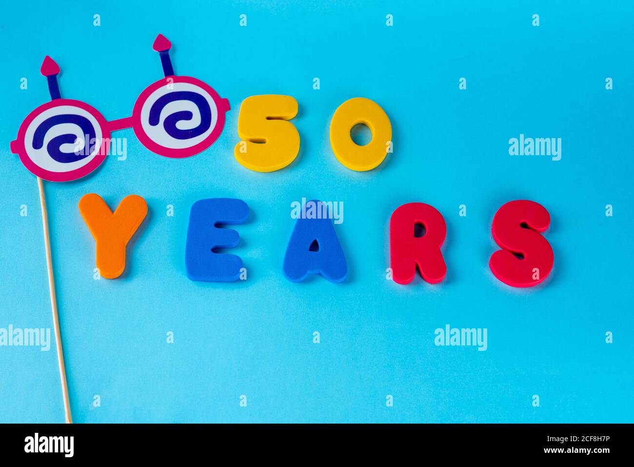 Homme De 50 Ans A Une Fete D Anniversaire Sur Le Point De Souffler Les Bougies Sur Le Gateau Photo Stock Alamy