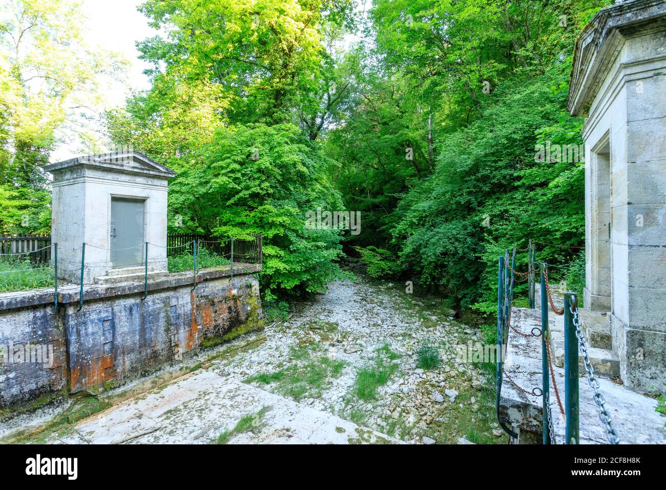 France, Côte d’Or, Réserve naturelle régionale du Val Suzon, Etaules, Foret Domaniale de Val Suzon, Parc Jouvence, lit de la rivière sèche de Suzon // France, Côte d’Or Banque D'Images France, Côte d’Or, Réserve naturelle régionale du Val Suzon, Etaules, Foret Domaniale de Val Suzon, Parc Jouvence, lit de la rivière sèche de Suzon // France, Côte d’Or Banque D'Images