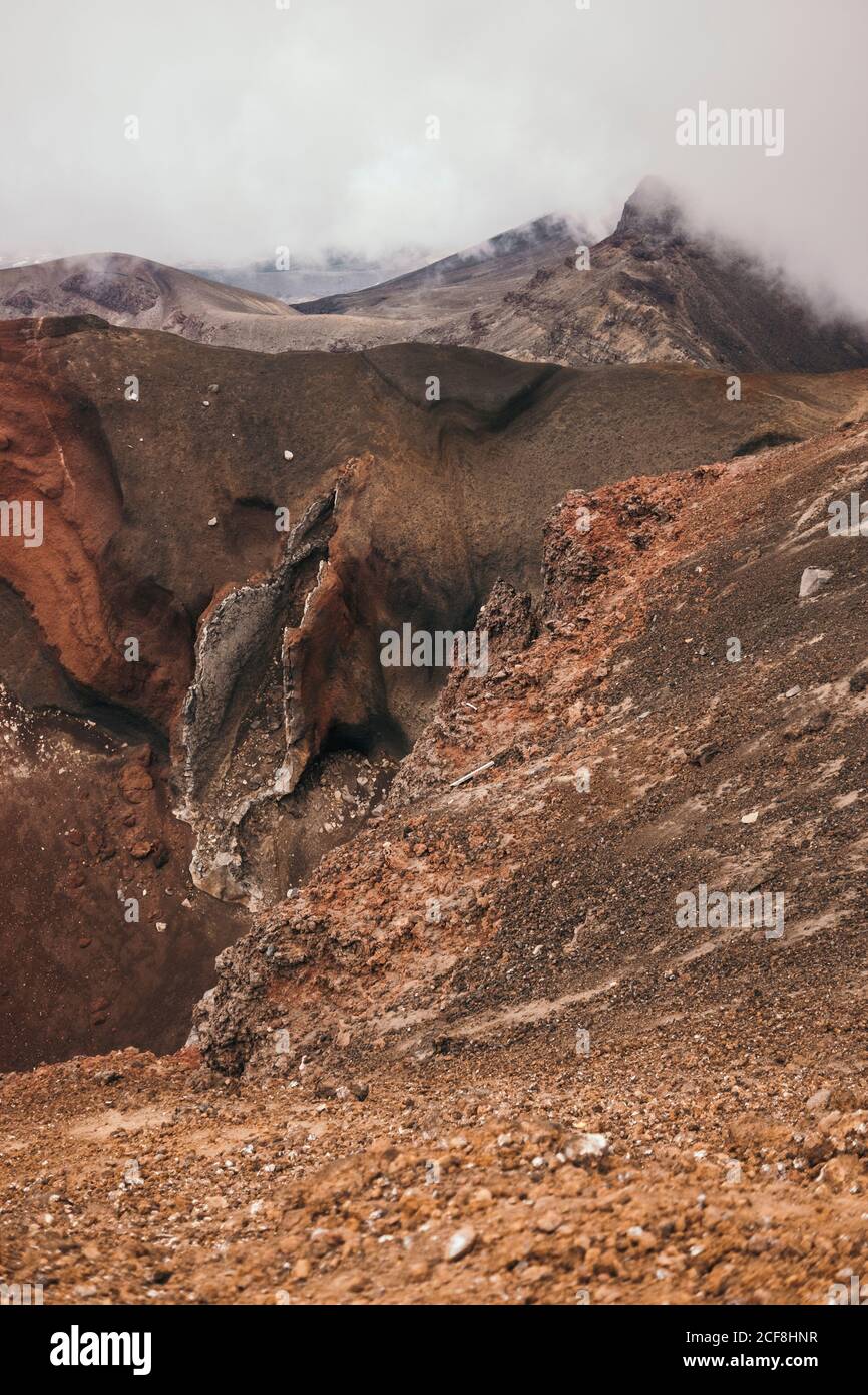 Terrain rocailleux avec ciel nuageux en arrière-plan à Tongariro in Nouvelle-Zélande Banque D'Images