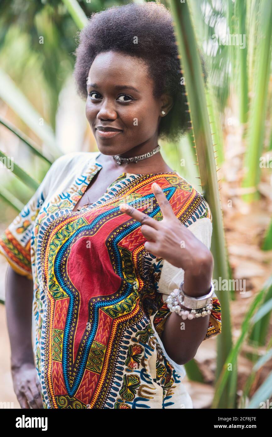 Femme noire optimiste montrant le signe V. Banque D'Images