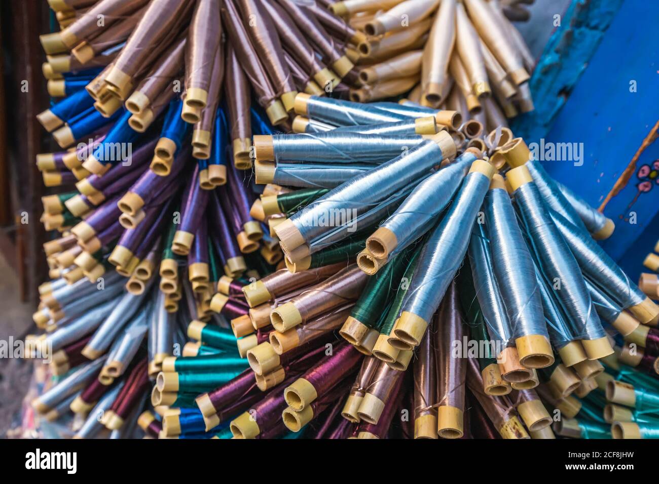 Fils marocains décoratifs à Chefchaouen. Médina bleue au Maroc avec murs peints en bleu. Banque D'Images