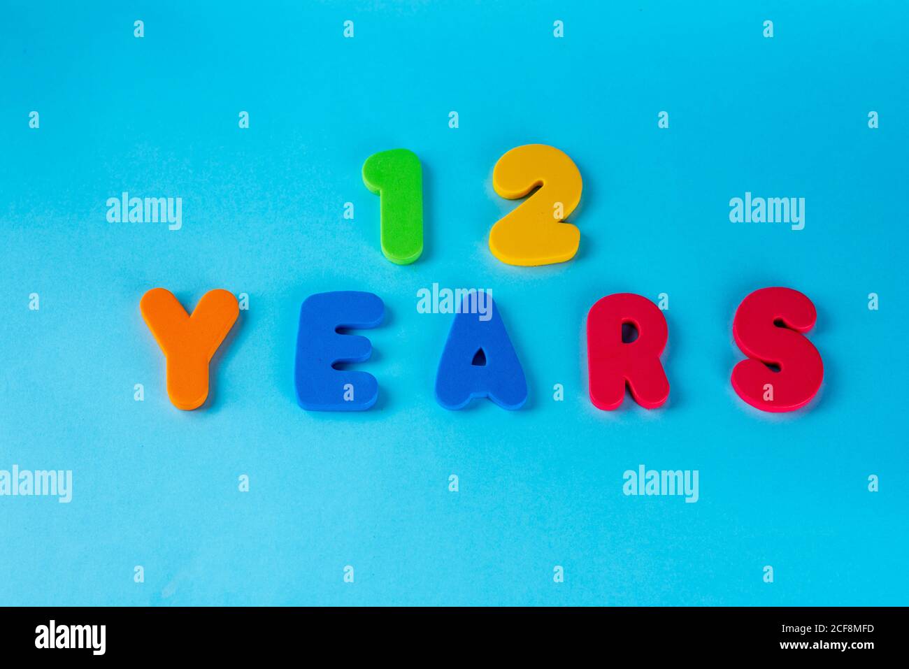 12 Ans Celebrant Le Logo Classique Joyeux Anniversaire De Couleur 12 E Chiffre Mignon Sur Fond Bleu Cartes De Vœux Chiffres Traditionnels Des Ages Vue De Dessus Photo Stock Alamy
