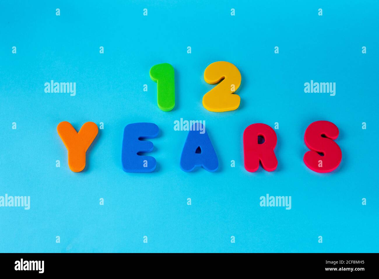 12 Ans Celebrant Le Logo Classique Joyeux Anniversaire De Couleur 12 E Chiffre Mignon Sur Fond Bleu Carte De Voeux Pour Les Invites A La Chauve Souris Chiffres Traditionnels De L Age Pose A Plat