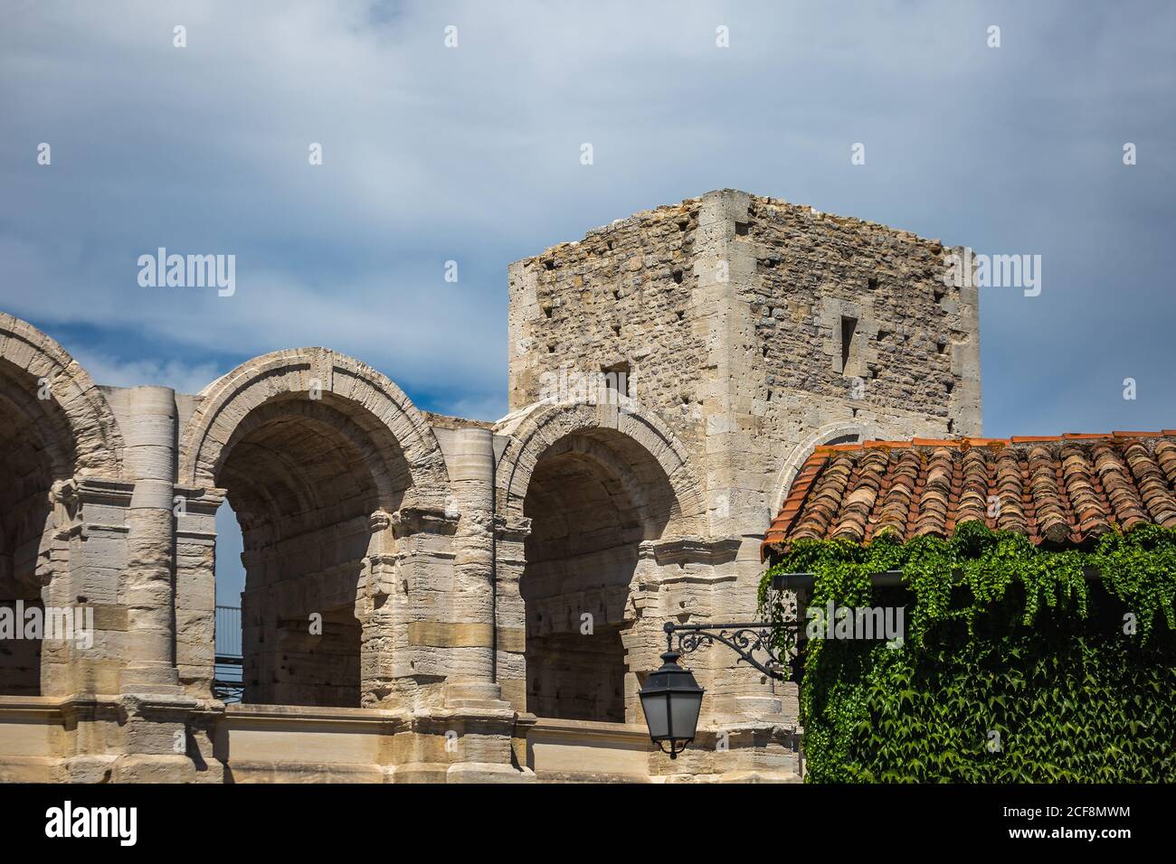 Vieux bâtiment en ruines à Arles Provence, France Banque D'Images