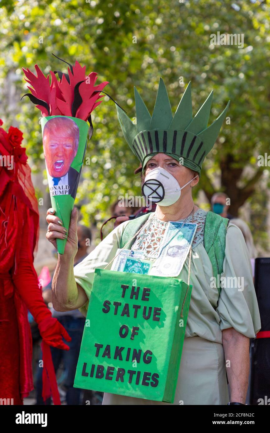 Manifestant vêtu de la Statue de la liberté lors de la manifestation de la rébellion d'extinction, Parliament Square, Londres, 1er septembre 2020 Banque D'Images