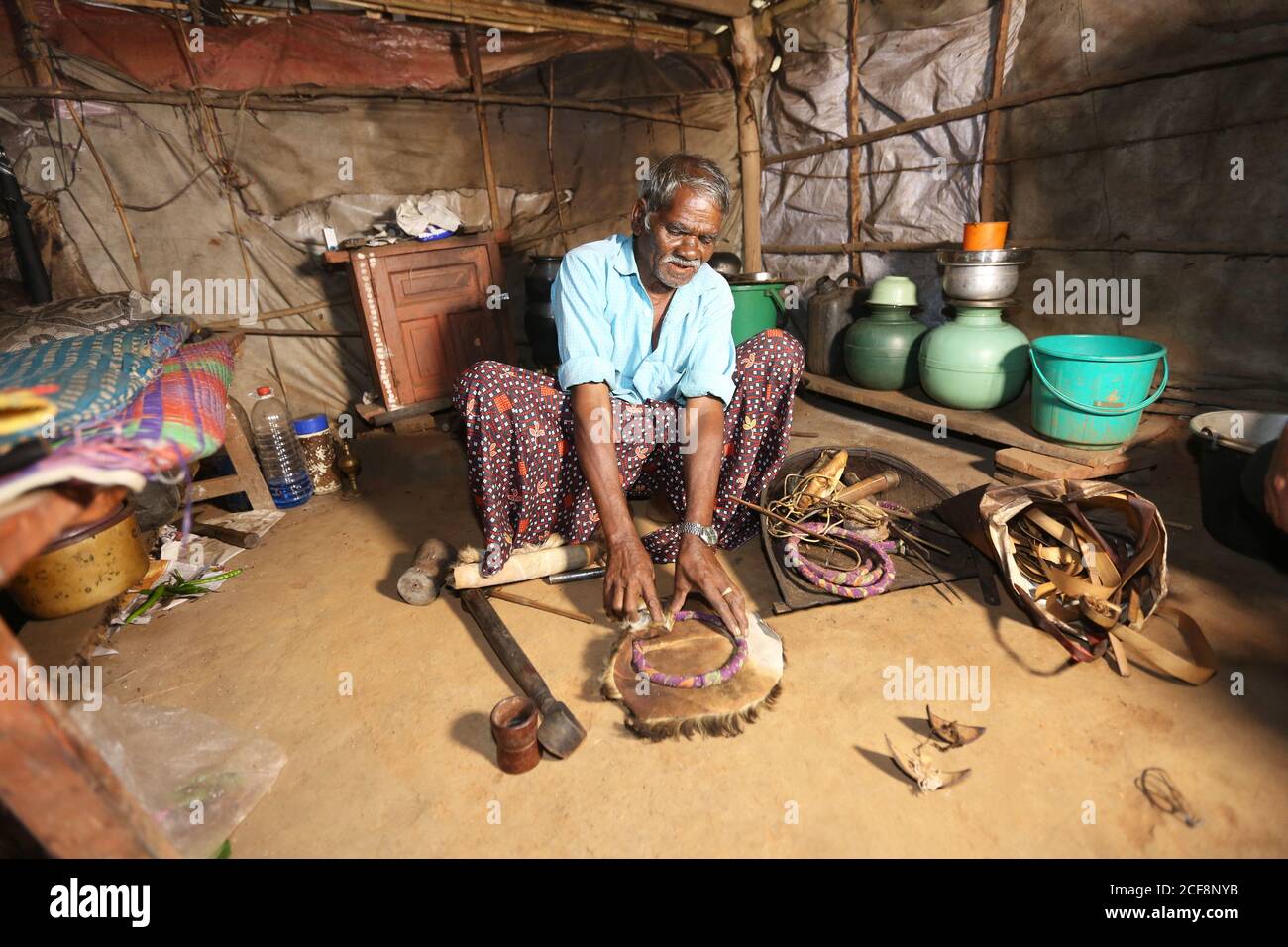 TRIBU PANIYAN, fabricant d'instruments de musique, village de Chulliyod, Ambalakunnu, Kerala, Inde Banque D'Images