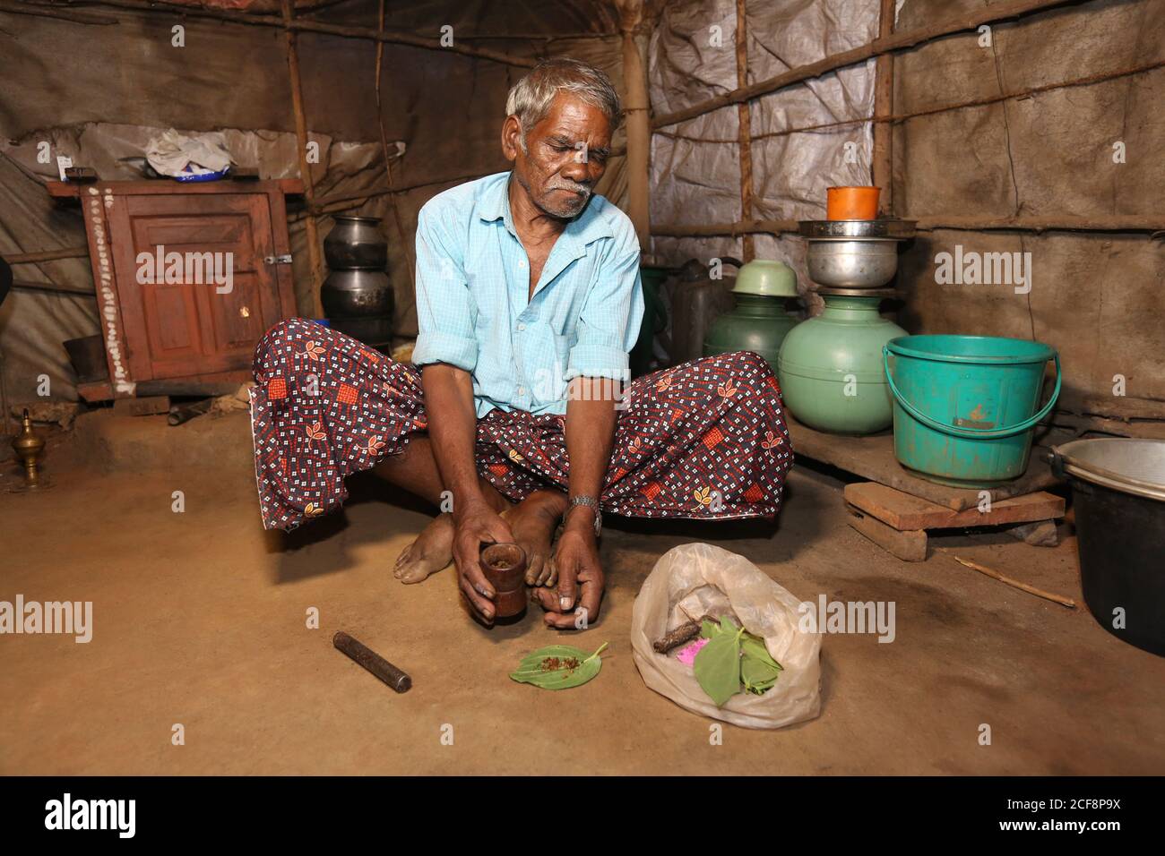TRIBU PANIYAN, fabricant d'instruments de musique, village de Chulliyod, Ambalakunnu, Kerala, Inde Banque D'Images