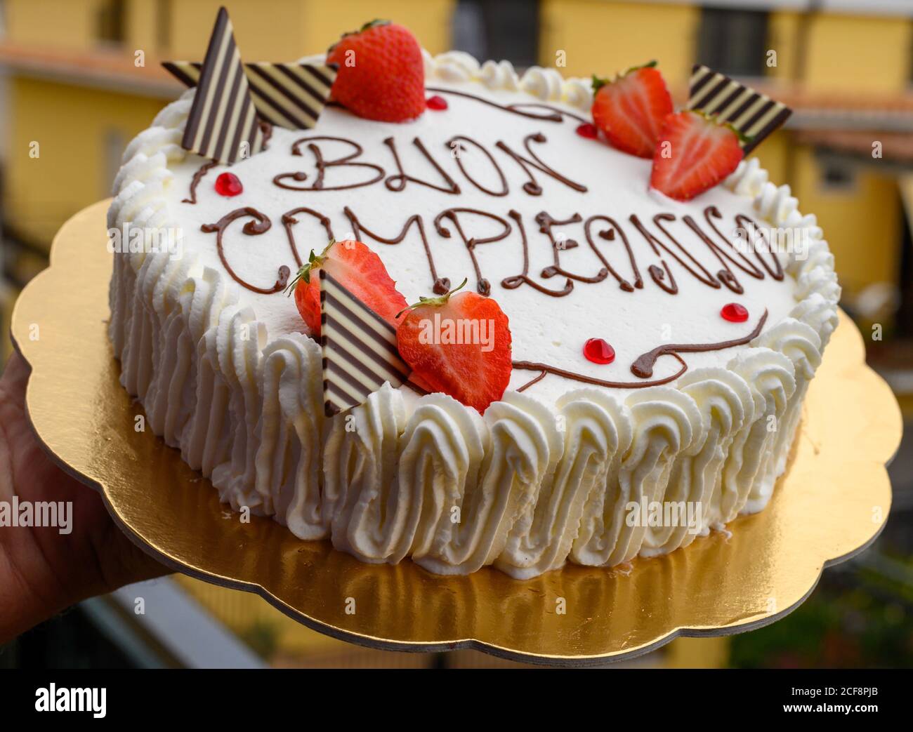 Gâteau d'anniversaire italien blanc traditionnel avec des congrations, buon  complianno signifie joyeux anniversaire de près Photo Stock - Alamy