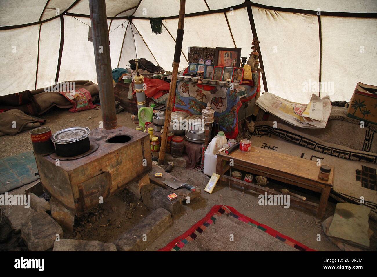 À l'intérieur d'une tente tribale nomade, Jammu-et-Cachemire, Inde Banque D'Images