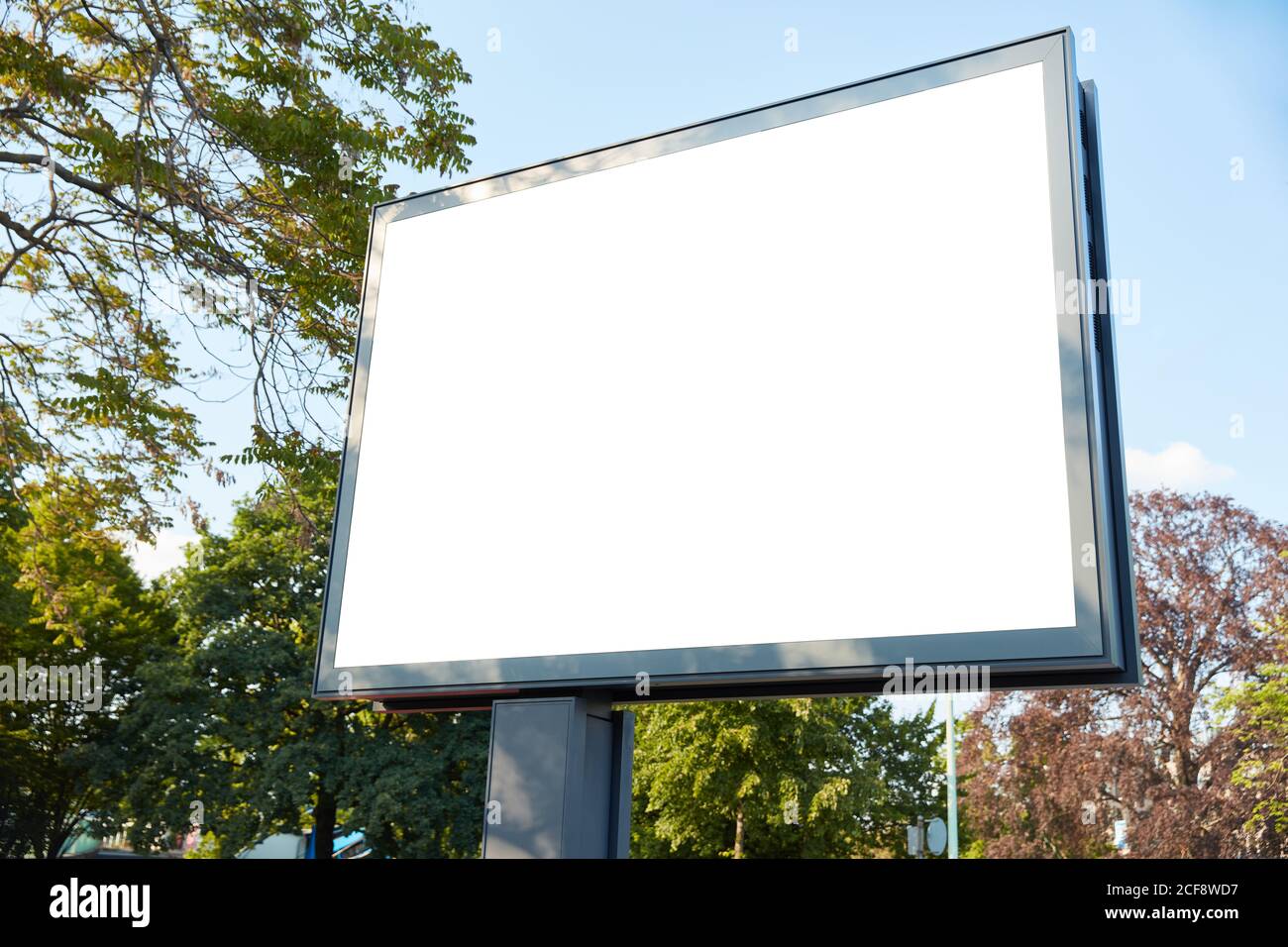 Maquette de panneau d'affichage numérique blanc Mega-Light dans une ville comme publicité extérieure Banque D'Images