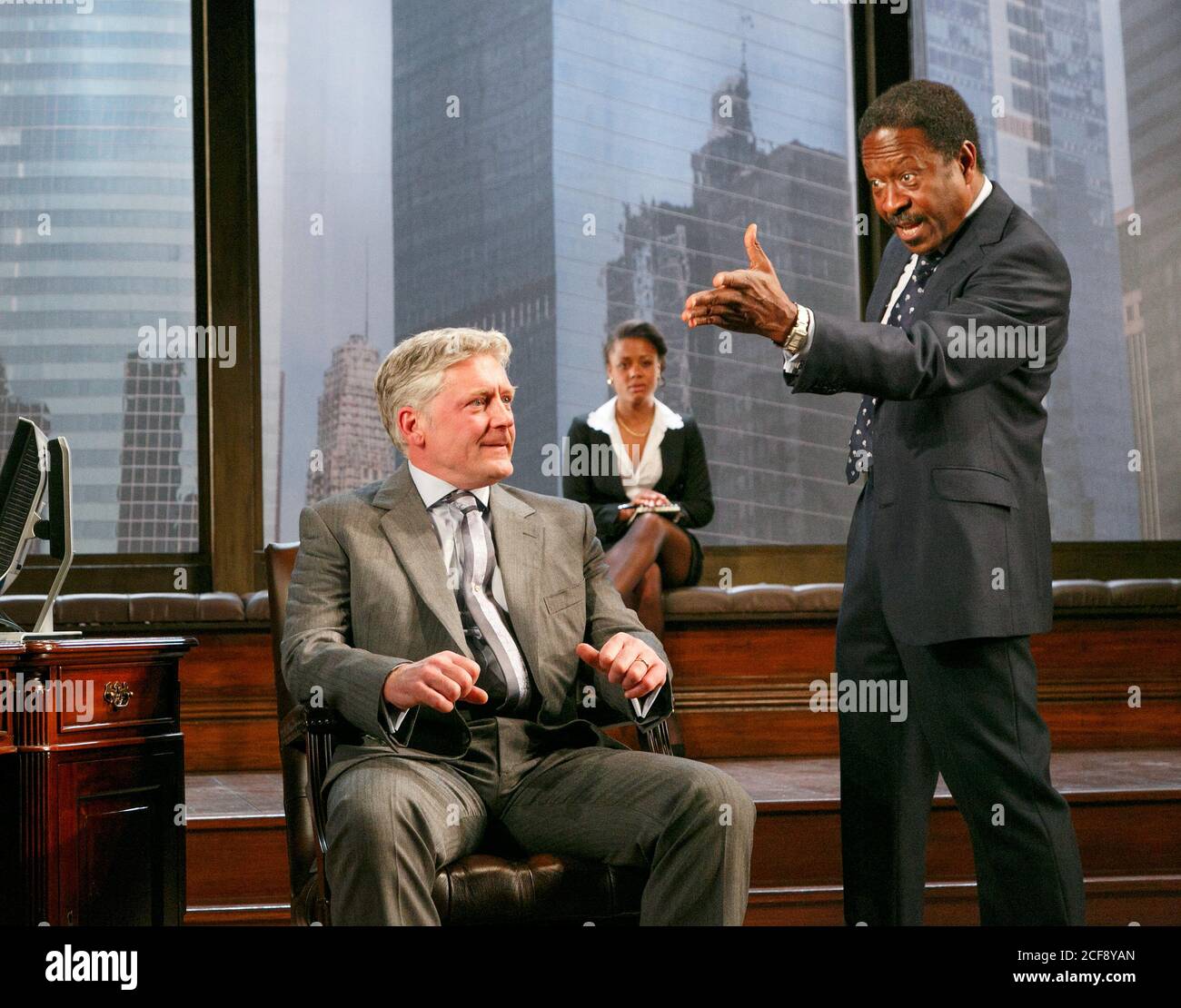 l-r: Charles Daish (Charles), Nina Toussaint-White (Susan), Clarke Peters (Henry) en COURSE par David Mamet au Hampstead Theatre, Londres NW3 29/05/2013 design: Tim Shortall éclairage: Mark Henderson réalisateur: Terry Johnson Banque D'Images