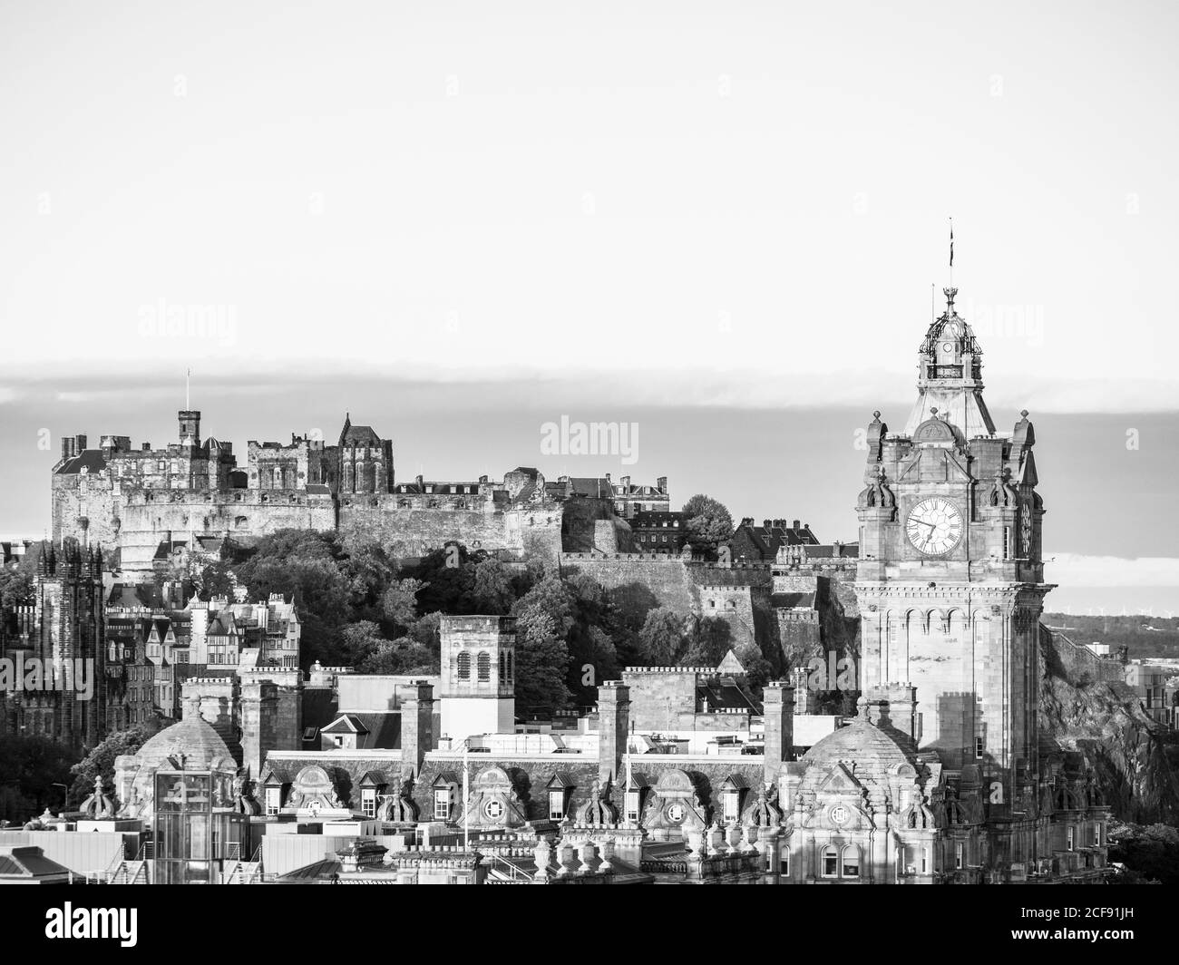 Sunrise, Black and White Landscape of Edinburgh, with Edinburgh Castle, and Balmoral Hotel, Edinburgh, Écosse, Royaume-Uni, GB. Banque D'Images