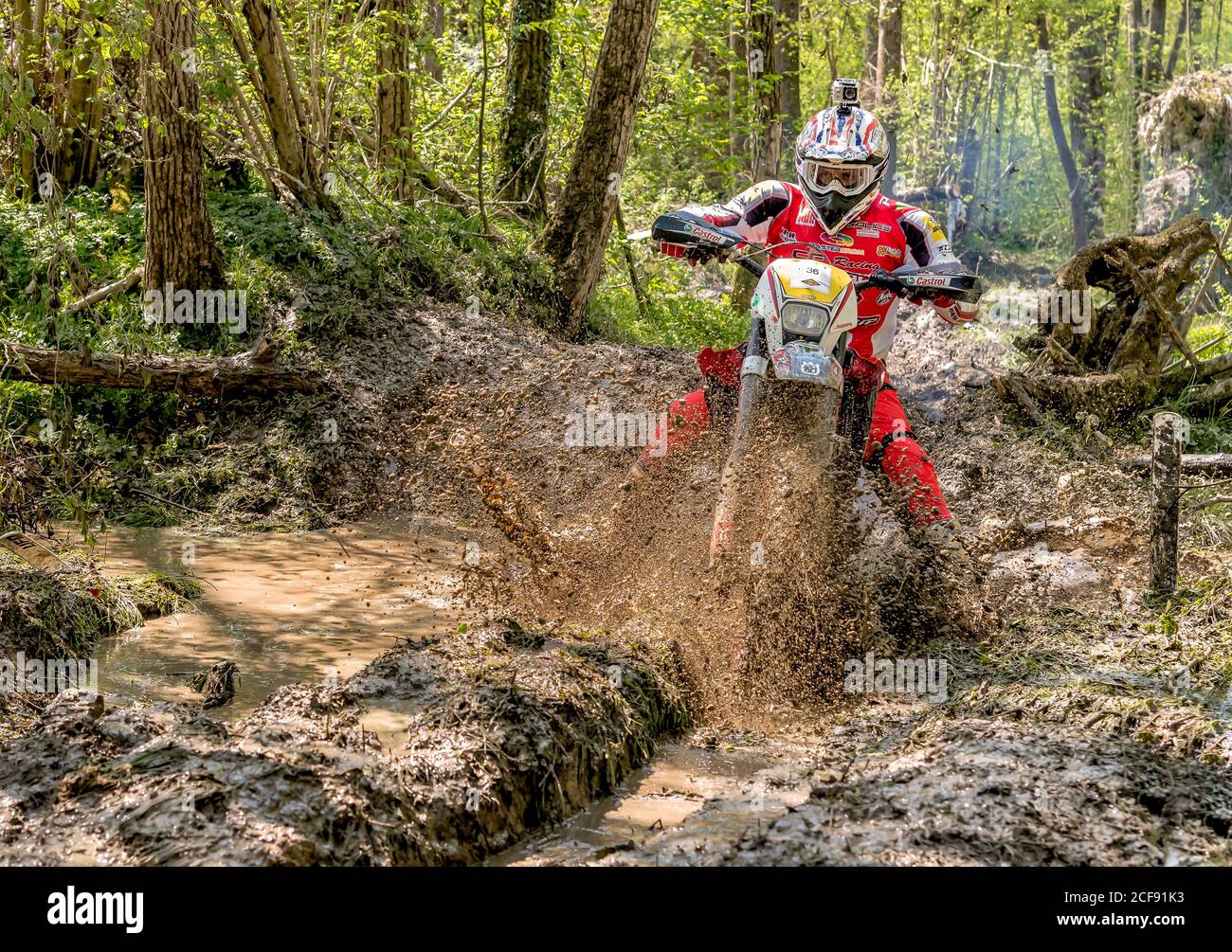 Biandronno, Lombardie, Italie - 22 avril 2018: Motocross motard éclaboussant la boue sur terrain humide et boueux. Concours ouverts en motocross. Banque D'Images