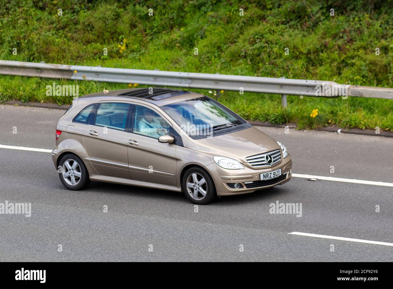 2006 GOLD Mercedes Benz B200 CDI se CVT ; véhicules mobiles pour la  circulation routière, voitures conduisant des véhicules sur les routes du  Royaume-Uni, moteurs, motorisation sur le réseau d'autoroute M6 Photo