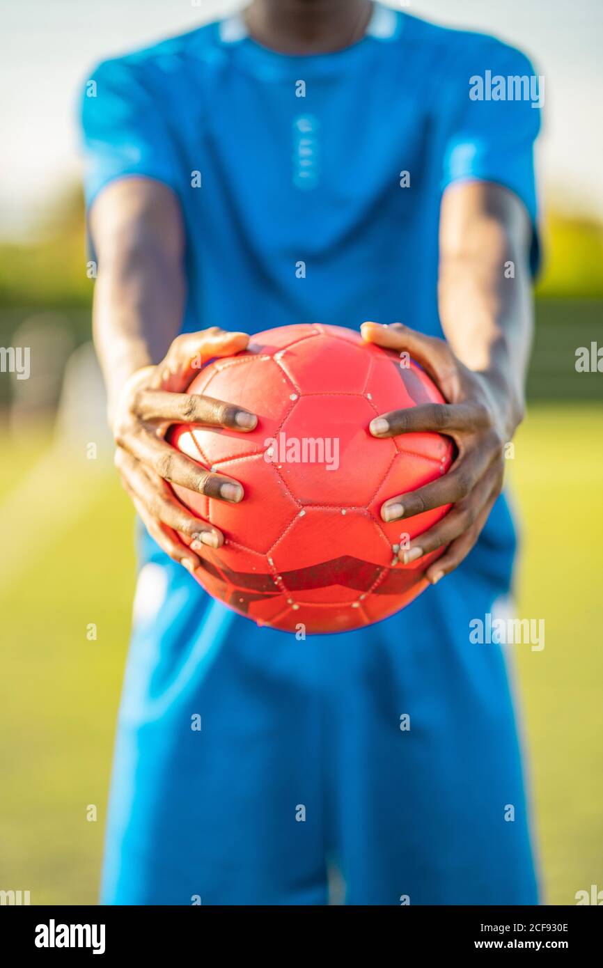 Joueur de football américain africain avec ballon Banque D'Images