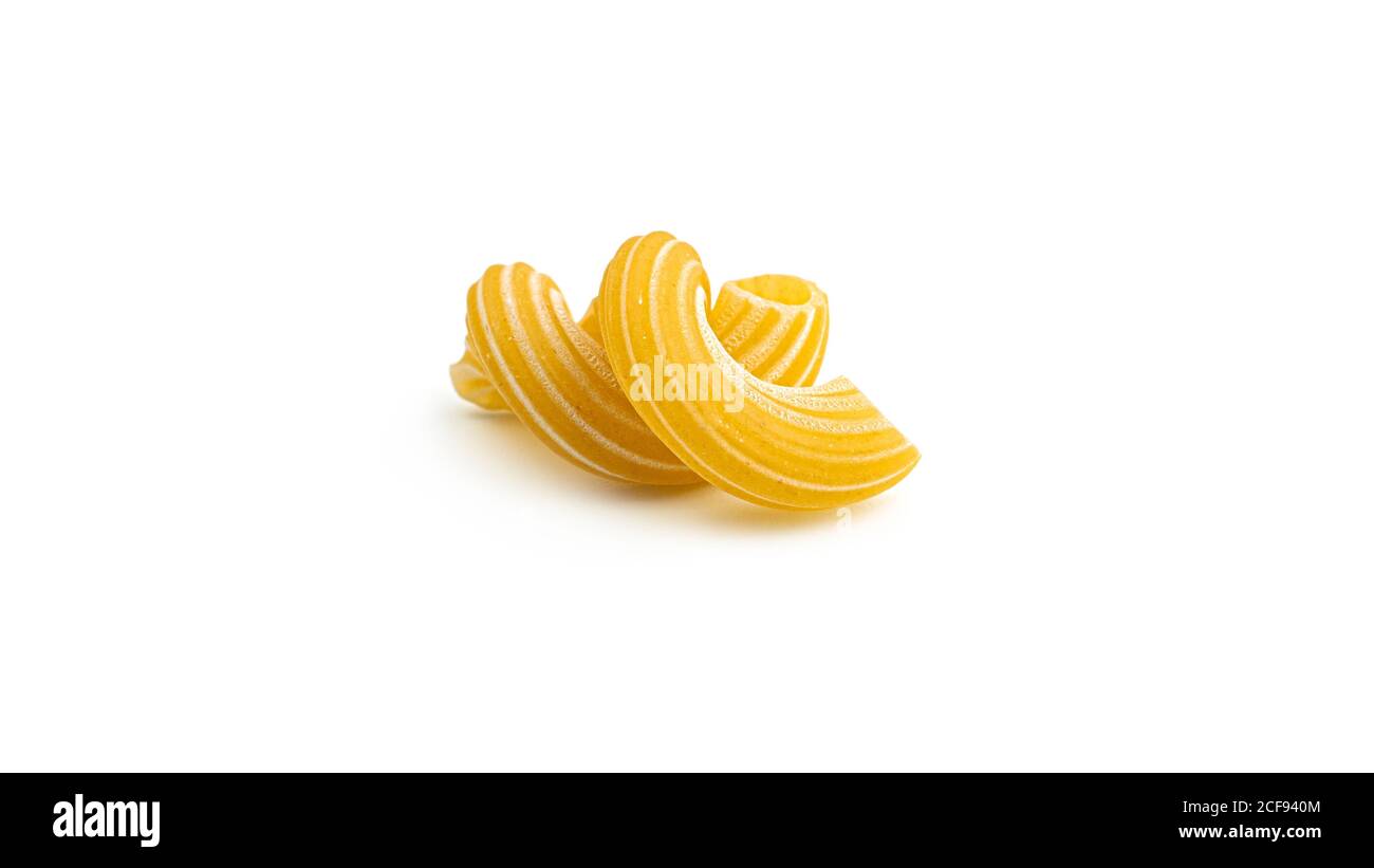 Pâtes cavatapapi avec rayures isolées sur fond blanc. Banque D'Images