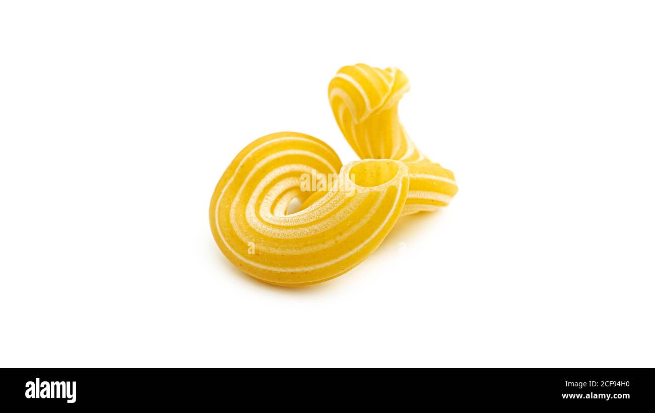 Pâtes cavatapapi avec rayures isolées sur fond blanc. Banque D'Images