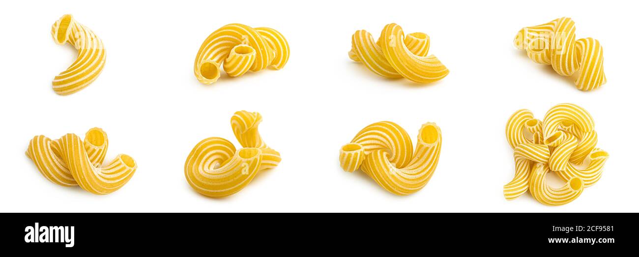 Pâtes cavatapapi avec rayures isolées sur fond blanc. Banque D'Images