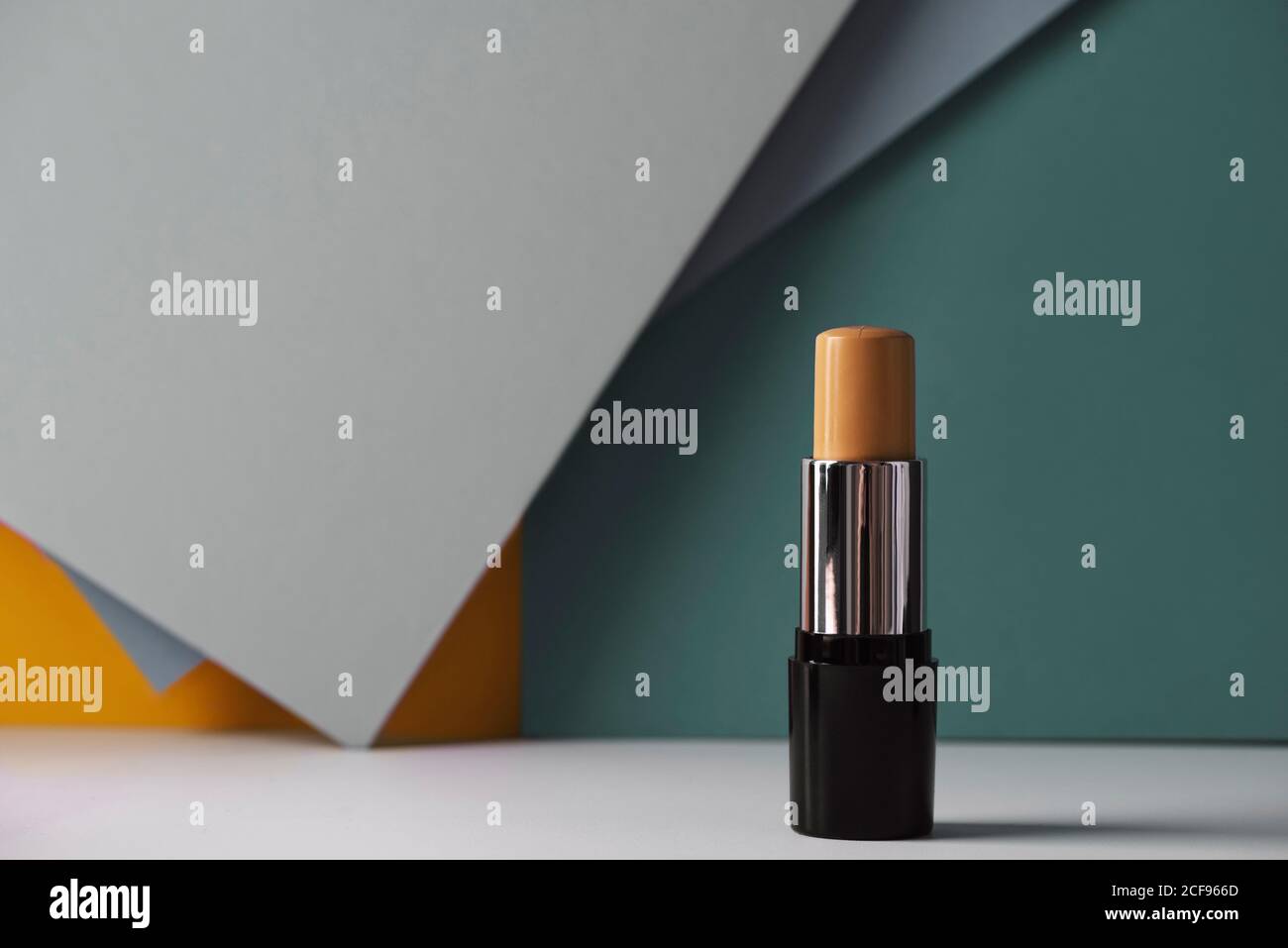 Le correcteur colle sur un arrière-plan moderne avec des formes géométriques. Banque D'Images