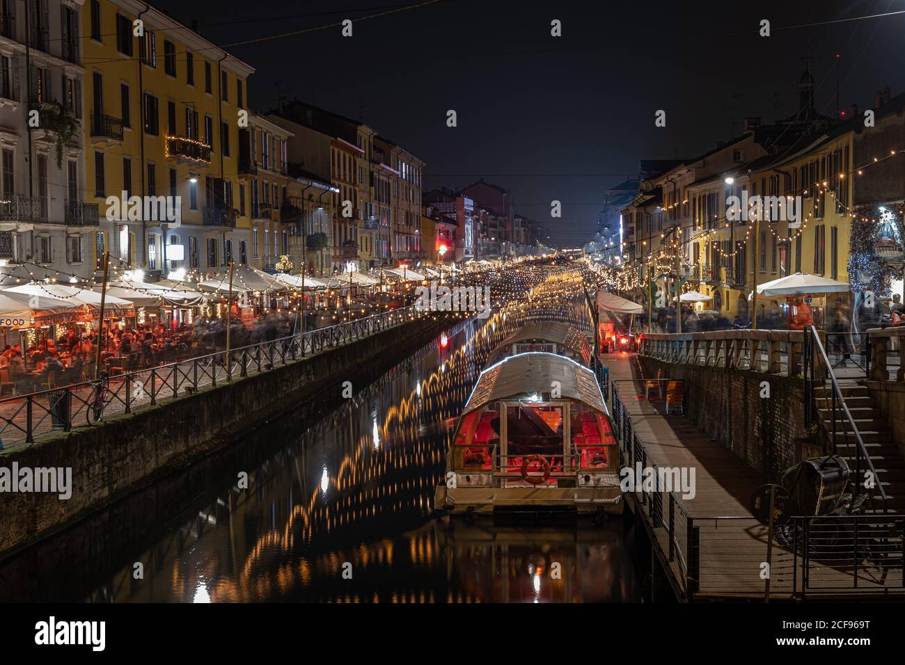 Illuminations de Noël à Navigli Milann Italie - Noël temps dedans Milan Banque D'Images