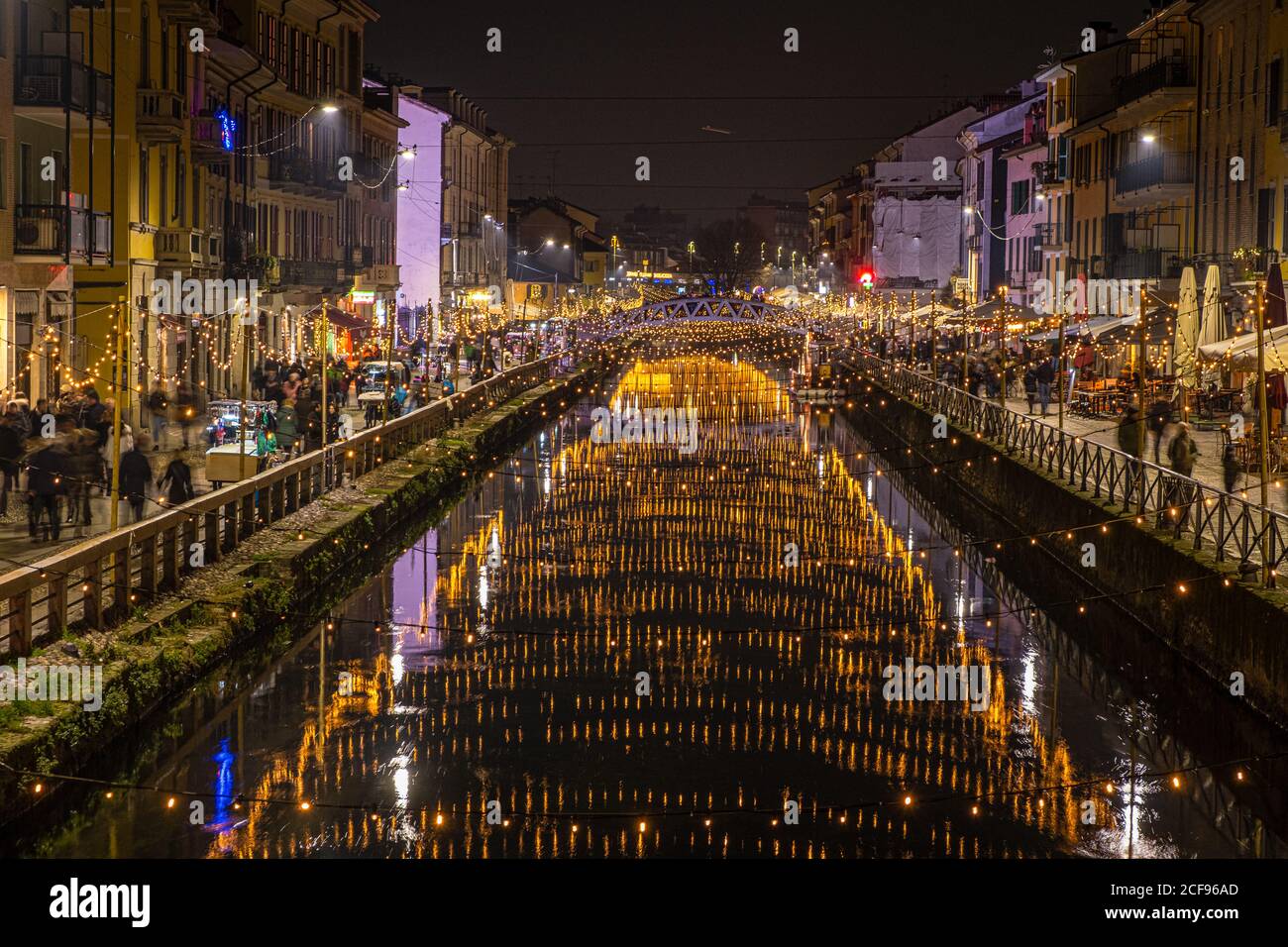 Illuminations de Noël à Navigli Milann Italie - Noël temps dedans Milan Banque D'Images