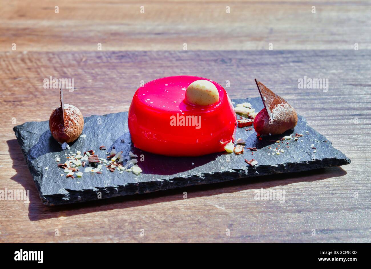 Portion de mousse à la framboise servie avec du chocolat Banque D'Images