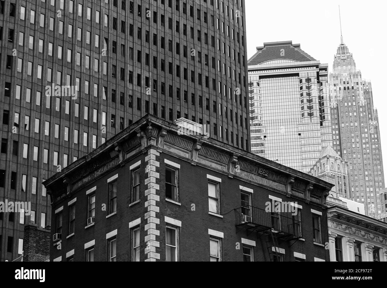 New York City, USA - 7 octobre 2019 : bâtiments anciens et modernes dans le quartier financier de Manhattan. En arrière-plan, vous pouvez voir l'Empire State Banque D'Images